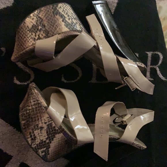 JS BY JESSICA SIMPSON SIZE 8.5 PLATFORM HERL HIGH WITH PATENT STAPS SNAKE EMBOSS - Picture 8 of 16